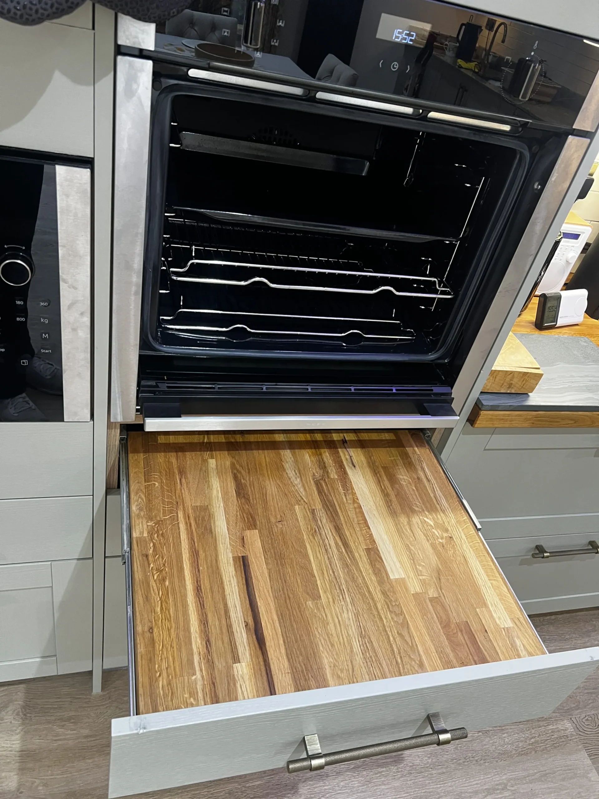 the kitchen oven at Havendale Accessible Holiday Cottage